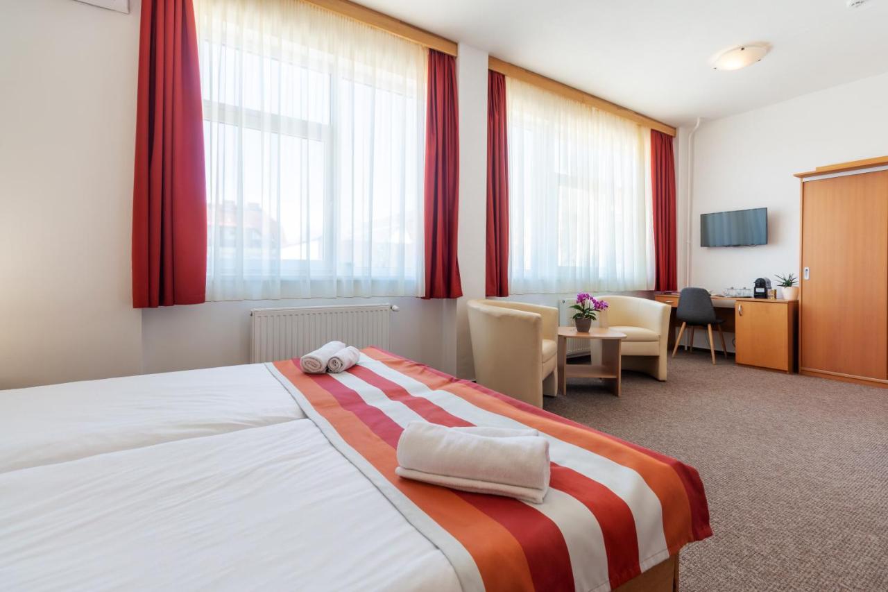 Fordan Hotel Pécs Extérieur photo