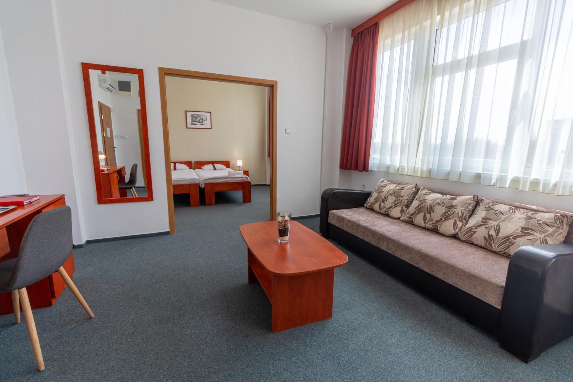 Fordan Hotel Pécs Extérieur photo