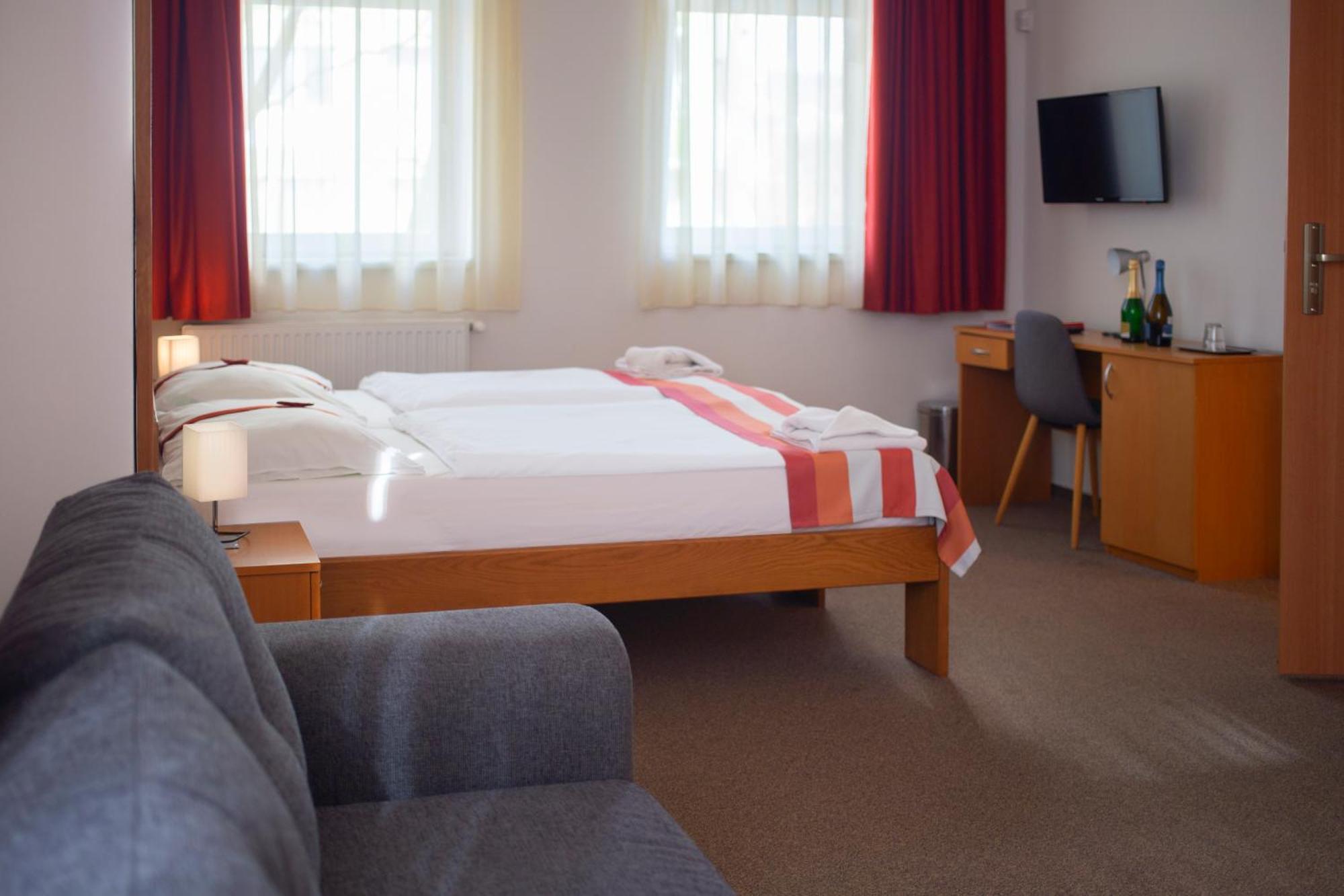 Fordan Hotel Pécs Extérieur photo