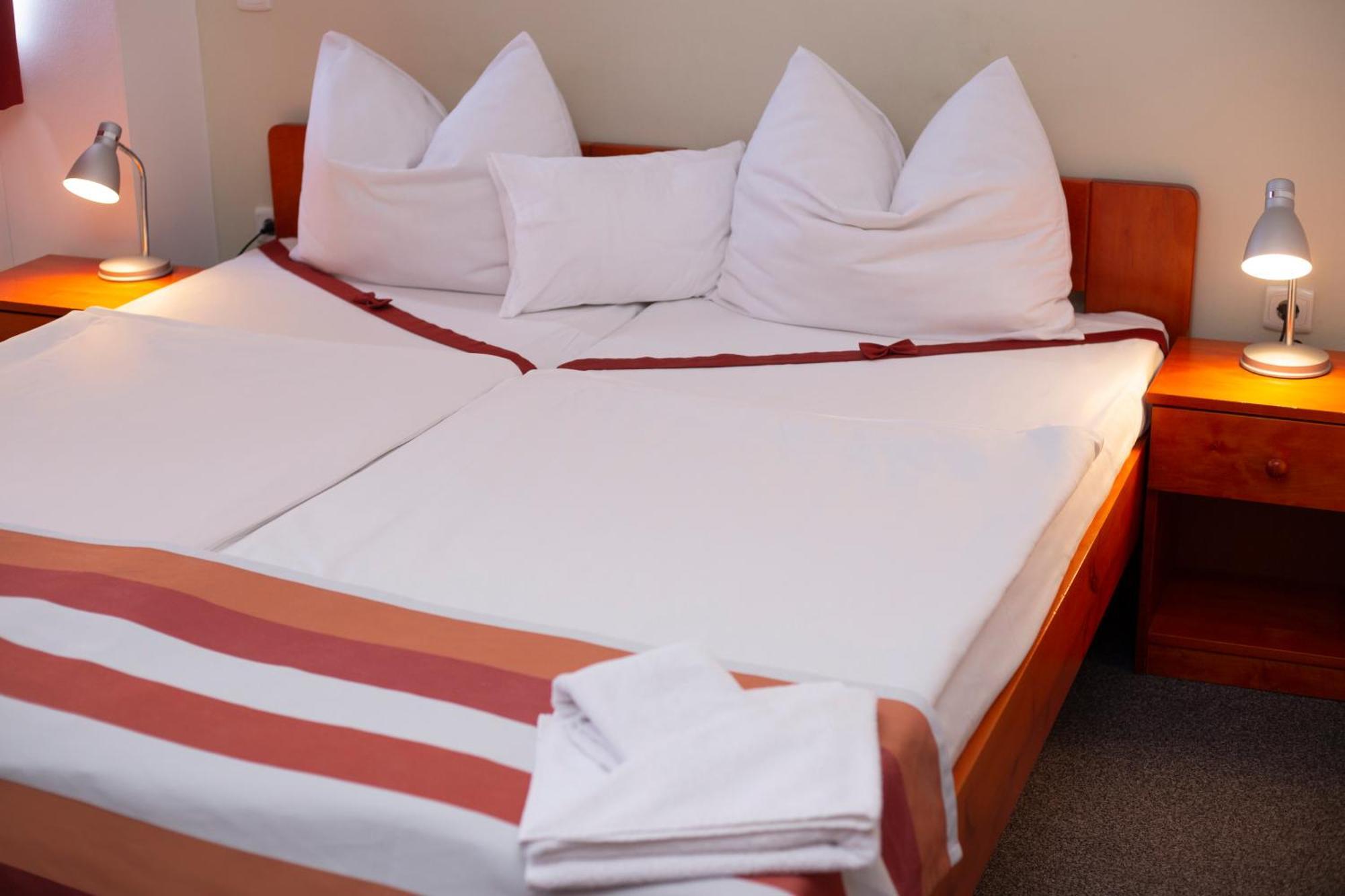 Fordan Hotel Pécs Extérieur photo