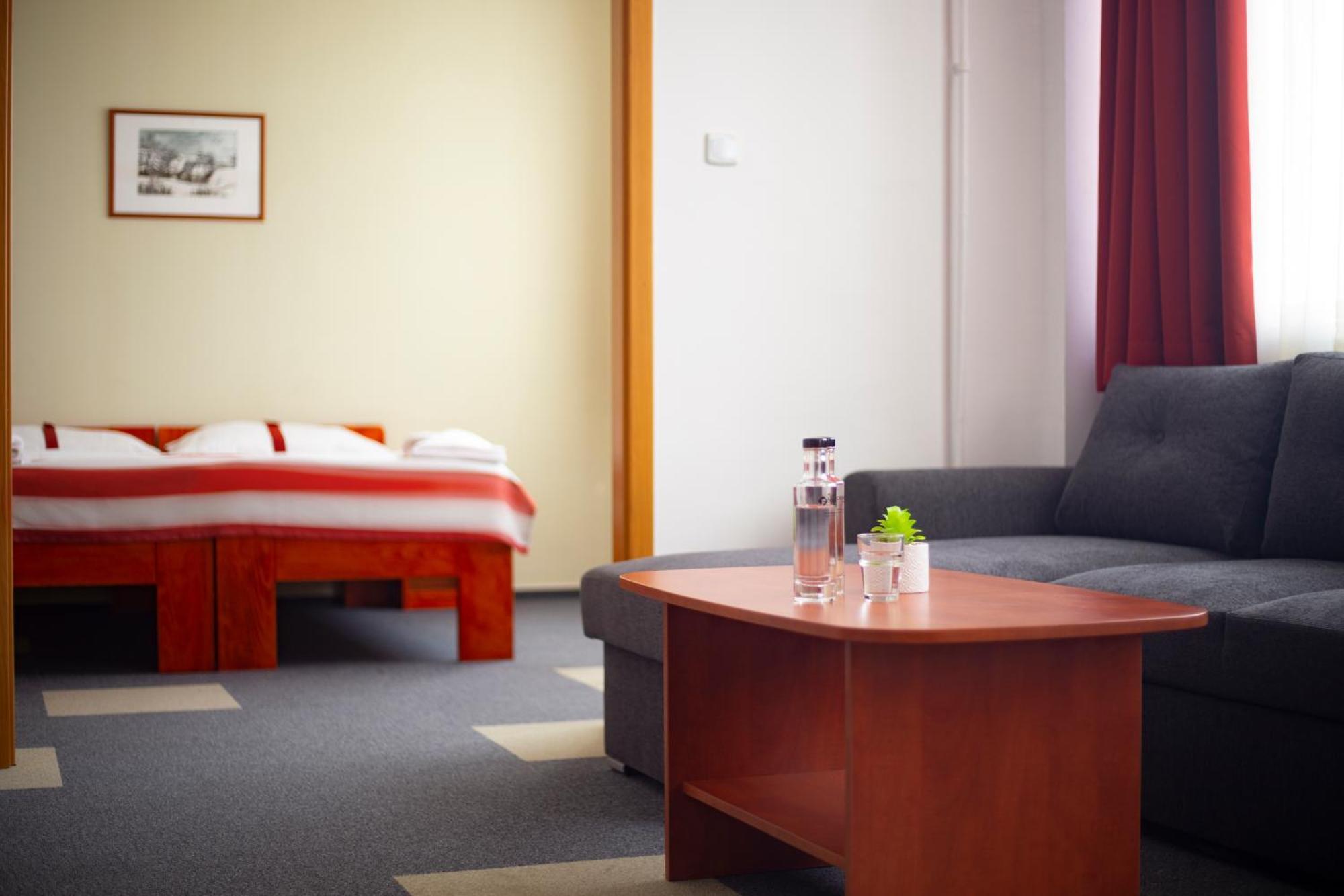 Fordan Hotel Pécs Extérieur photo