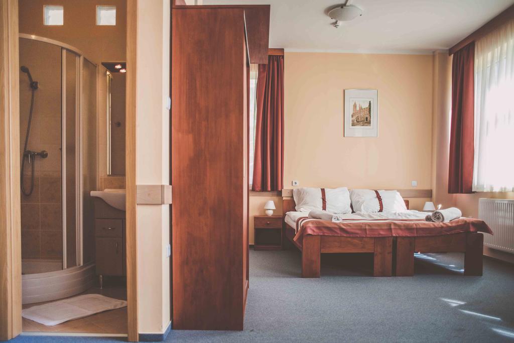 Fordan Hotel Pécs Extérieur photo
