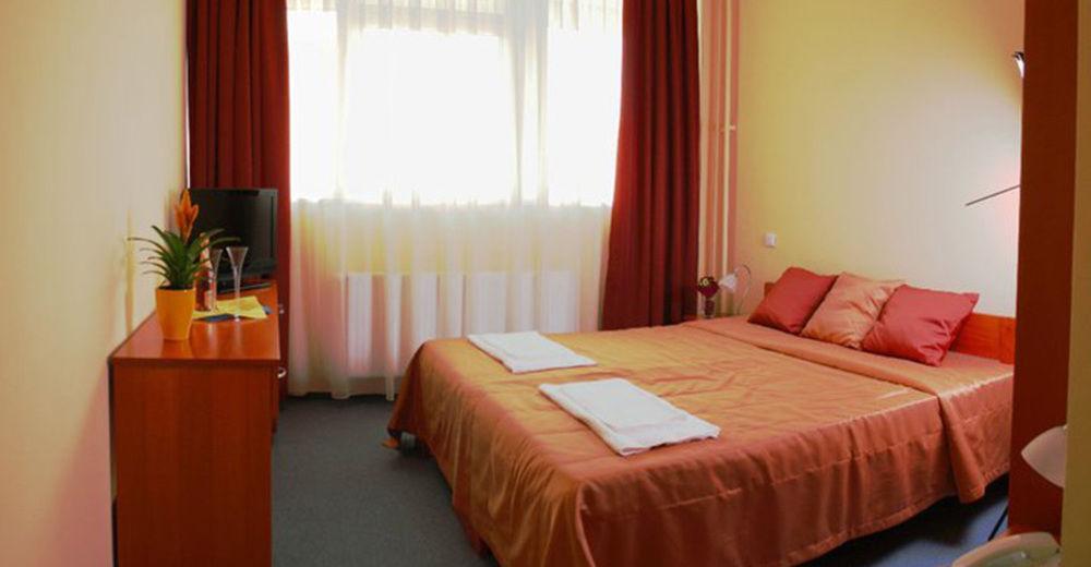 Fordan Hotel Pécs Extérieur photo