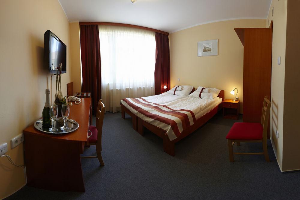 Fordan Hotel Pécs Extérieur photo