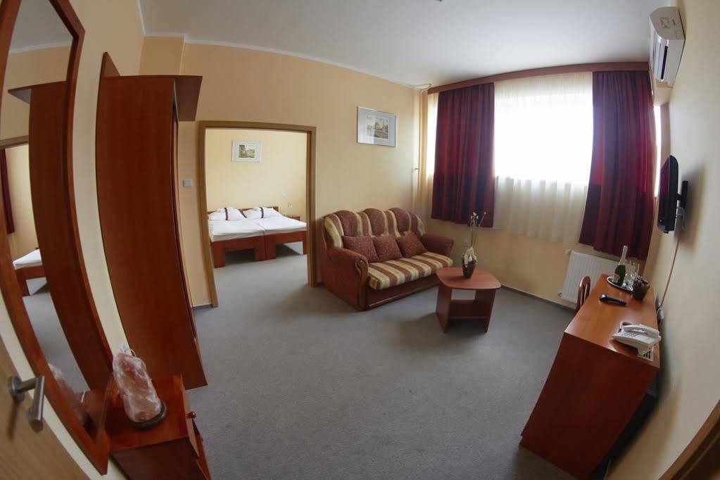 Fordan Hotel Pécs Extérieur photo