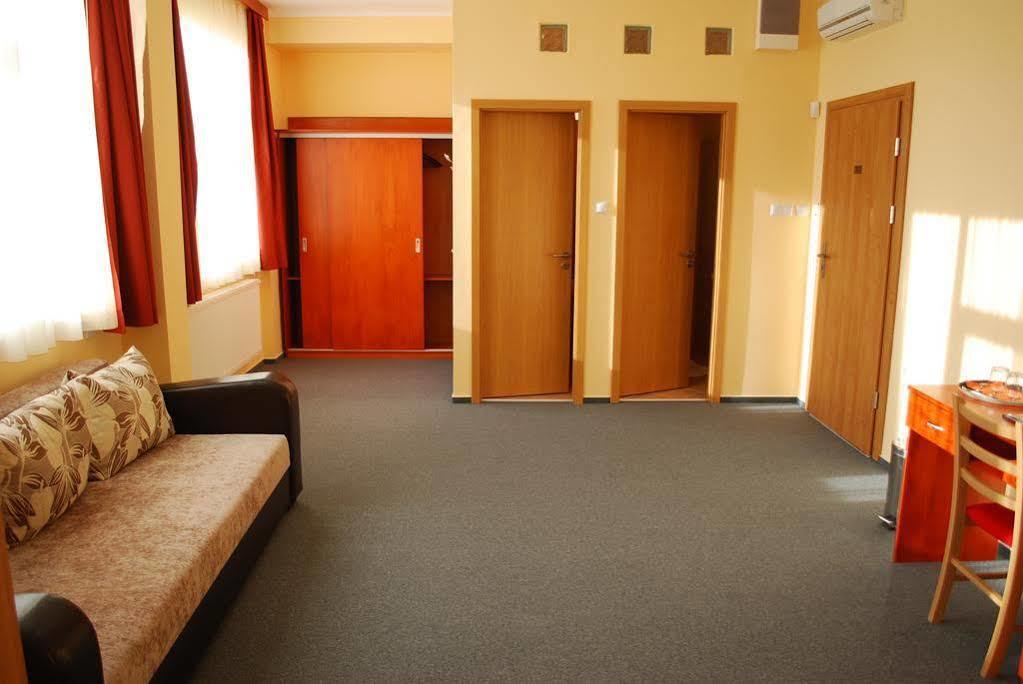 Fordan Hotel Pécs Extérieur photo